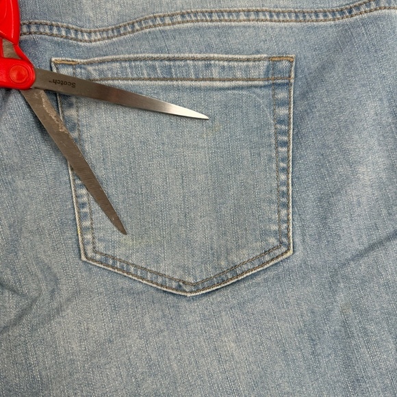 Torrid Thick Hem Denim Jean Shorts Womens Plus Size 20 Light Wash High Rise - Picture 9 of 9